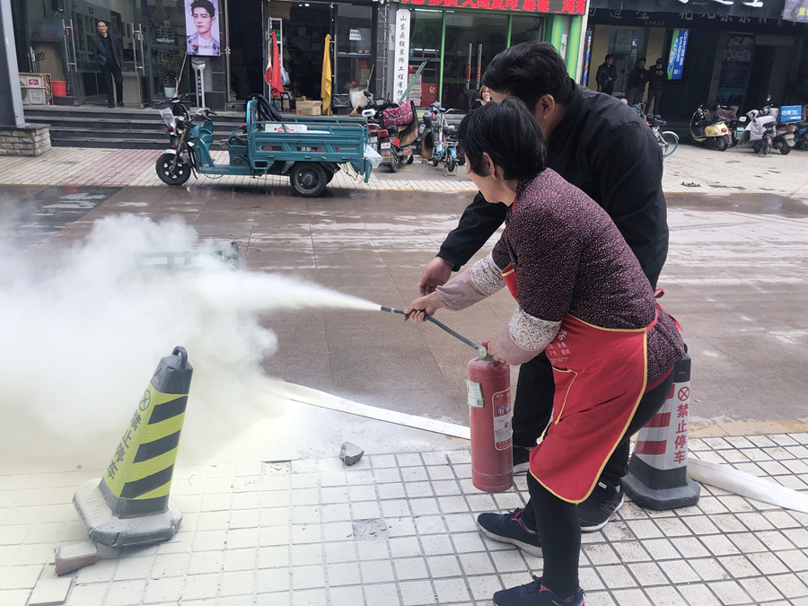 山東出版實業(yè)公司濟南分公司開展消防安全大檢查、消防知識培訓及演練