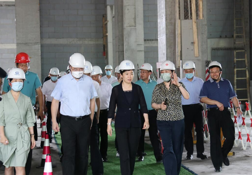 棗莊市委副書記、市長張宏偉到山東出版棗莊萬閱文化廣場項目建設(shè)現(xiàn)場調(diào)研指導(dǎo)工作