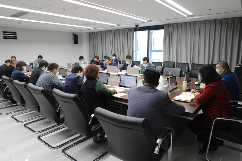 山東出版實業(yè)公司黨委理論學習中心組召開學習《中國共產(chǎn)黨章程（修正案）》專題（擴大）會議